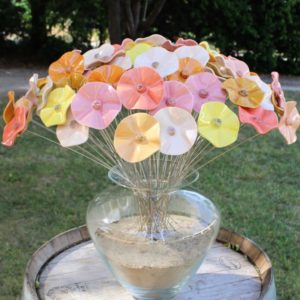 Céramiques artisanales. Fleurs en céramique. Valérie d'Enfert. Cours de poterie. Atelier de poterie "de Terre et d'ici" Bouc Bel Air. Aix-en-Provence. Marseille.