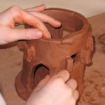 Cours de poterie pour enfants. Stage de poterie pour enfants. Atelier de poterie "de Terre et d'ici" Bouc Bel Air Aix-en-Provence Marseille