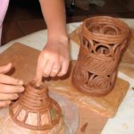 Cours de poterie pour enfants. Stage de poterie pour enfants. Atelier de poterie "de Terre et d'ici" Bouc Bel Air. Aix-en-Provence. Marseille.
