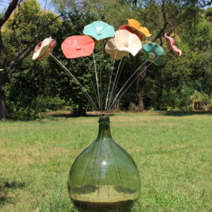 Céramiques artisanales. Fleurs en céramique. Valérie d'Enfert. Atelier de poterie "de Terre et d'ici" Bouc Bel Air. Aix-en-Provence. Marseille.