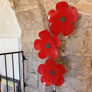 Céramiques artisanales. Fleurs en céramique. Valérie d'Enfert. Atelier de poterie "de Terre et d'ici" Bouc Bel Air. Aix-en-Provence. Marseille.